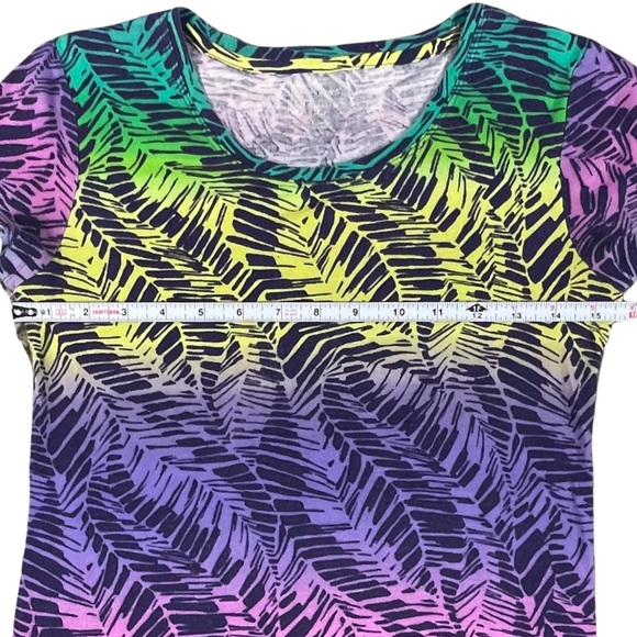 Daisy Fuentes size small multicolored feather or leaves short sleeve T-shirt - Picture 6 of 8